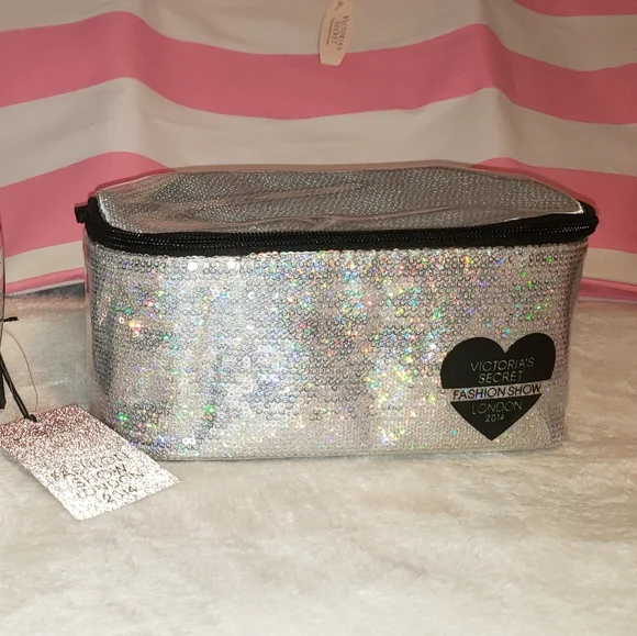 💞 Victoria's Secret Duffle Bag & Travel Accessories-6 pieces total (org. $214) - Picture 2 of 14
